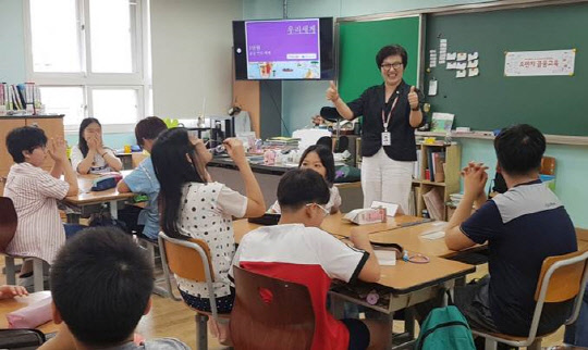 ING생명 재정 컨설턴트(FC)가 초등학생을 대상으로 금융교육을 진행하고 있다. ING생명 제공